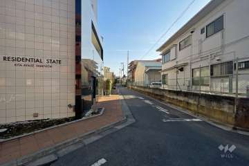 敷地西側の前面道路（北側から）