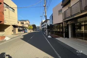 敷地北側の前面道路（西側から）