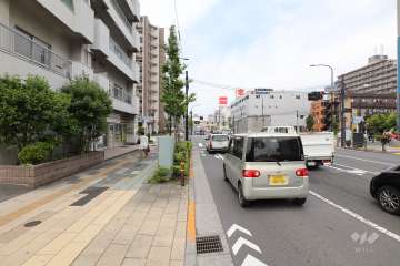 敷地の北側前面道路（東側から）