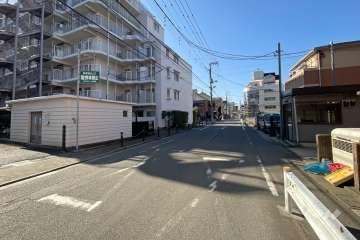 敷地北側の前面道路（東側から）