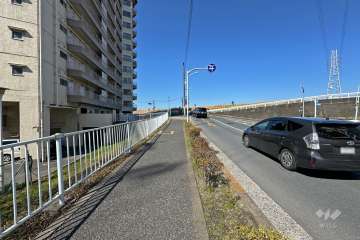 敷地北東側の前面道路（南東側から）