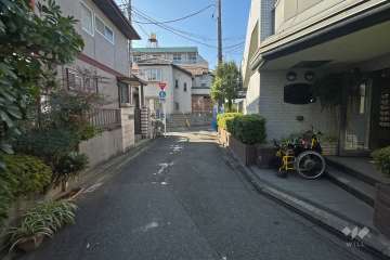 敷地南側の前面道路（東側から）