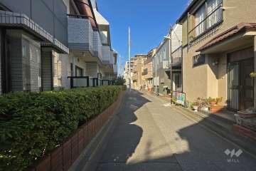 敷地東側の前面道路（南側から）