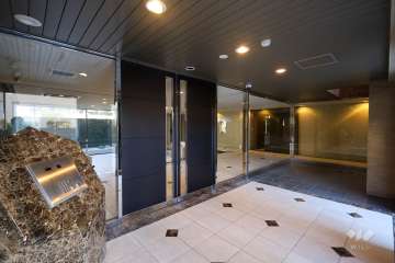 エントランスはオートロック付きです。