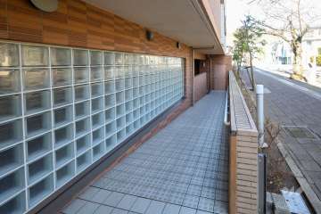 駐輪場とサブエントランスへのアプローチ