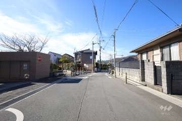 敷地北側の前面道路（東側より）
