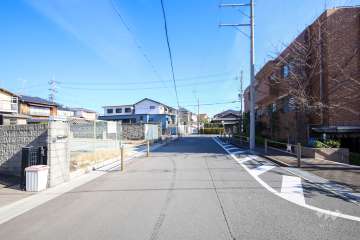 敷地北側の前面道路（西側より）
