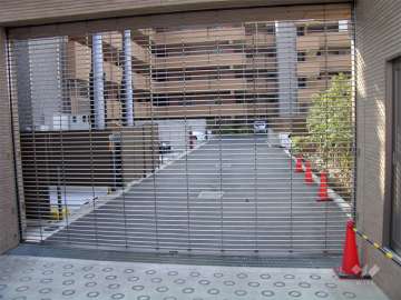 リングシャッター付きの敷地内駐車場