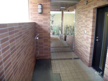 駐輪場と足洗い場のあるサブエントランス