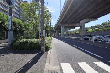 敷地南西側の前面道路（北西側から）