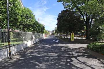 敷地南東側の前面道路（南西側から）