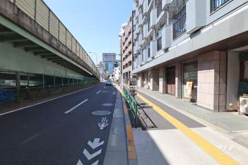 敷地南西側の前面道路（南東側から）