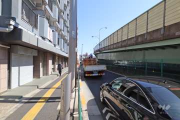 敷地南西側の前面道路（北西側から）