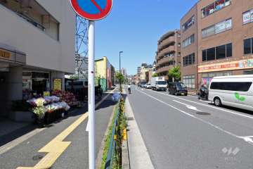 敷地北側の前面道路（東側から）