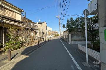 敷地北側の前面道路（西側から）