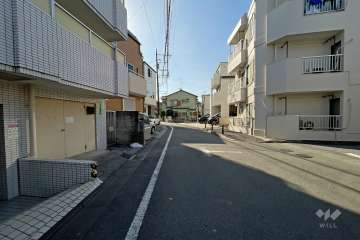 敷地北側の前面道路（東側から）