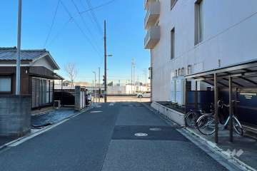 敷地北側の前面道路（西側から）