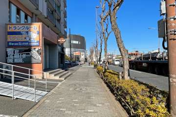 敷地東側の前面道路（南側から）