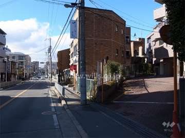 敷地南側は二車線のバス通りに面しています。