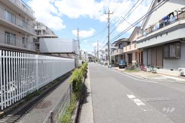 敷地北側の前面道路（東側から）