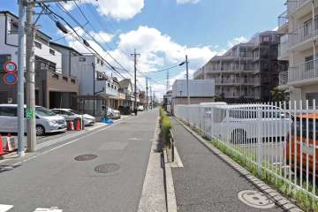 敷地北側の前面道路（西側から）