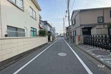 敷地東側の前面道路（北側から）