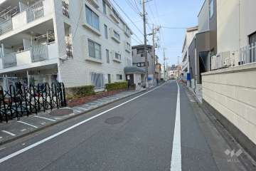 敷地東側の前面道路（南側から）