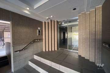 エントランスはオートロック付きです。