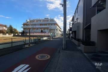 敷地の東側前面道路（北側から）