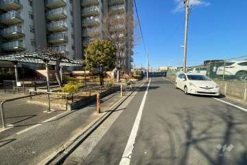 敷地東側の前面道路（南側から）