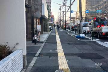 敷地北側の前面道路（東側から）