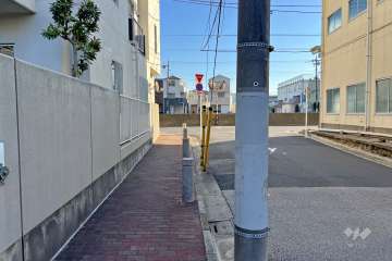 敷地西側の前面道路（北側から）