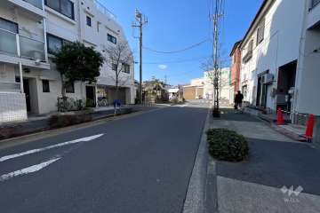 敷地の北東側前面道路（南東側から）