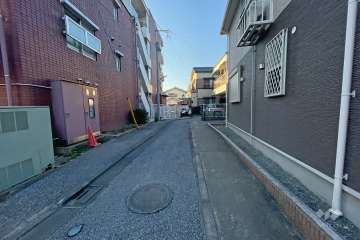 敷地北側の前面道路（東側から）