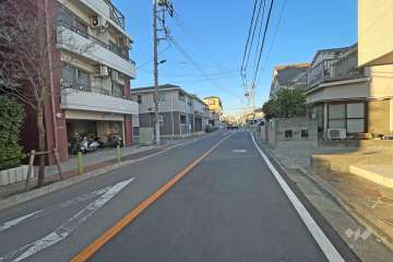 敷地東側の前面道路（南側から）