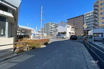 敷地の北側前面道路（東側から）