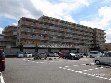 グローバル池田住吉の外観（西側から）　建物は東、南、西の3方コノ字型に配置されています。