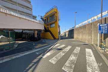 敷地南側の前面道路（西側から）