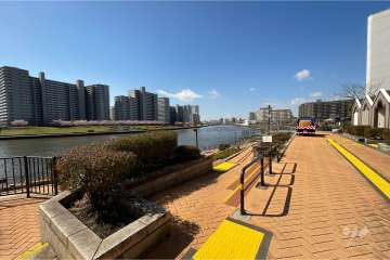 敷地の南西側には一級河川の隅田川が流れています。