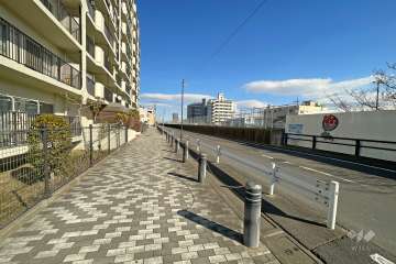 敷地南側の前面道路（西側から）