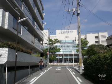 マンション南側の道路。すぐ西側に『市立池田病院』があります。