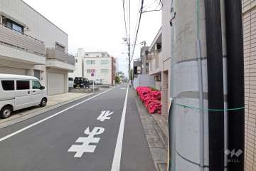 敷地西側の前面道路（南側から）