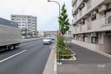 敷地南側の前面道路（東側から）