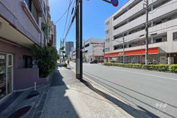 敷地西側の前面道路（北側から）