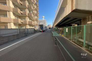 敷地南東側の前面道路（南西側から）