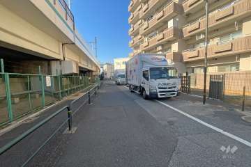 敷地南東側の前面道路（北東側から）