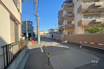 敷地西側の前面道路（南側から）