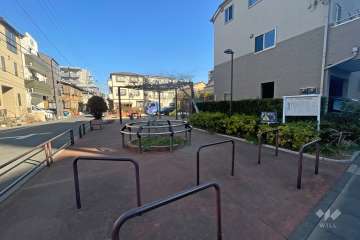 敷地北側に隣接しする『立区立足立二丁目あかしあ児童遊園』