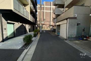 敷地北側の前面道路（西側から）