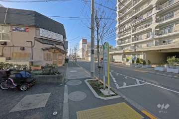 敷地の北側前面道路は環七南通りです（東側から）。バス停が目の前にあります。